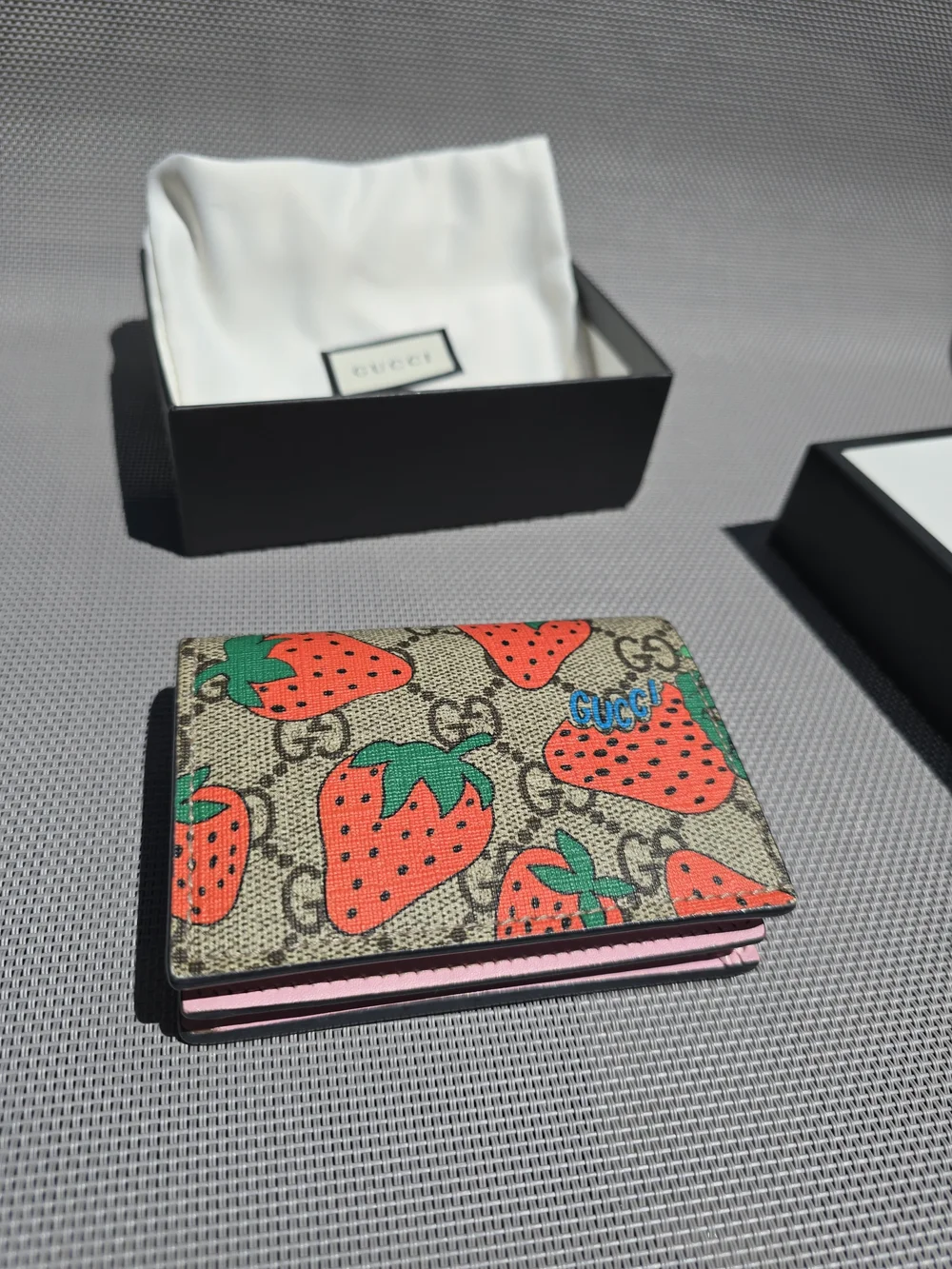 💯 Authentic Gucci Strawberry GG Supreme Bifol Card Case/Wallet - Picture 4 of 12